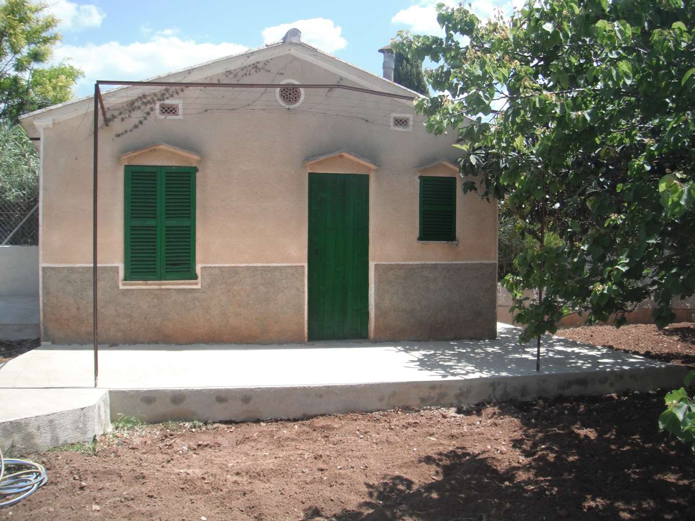 TOOL HOUSE ON FENCED BUILDING LAND