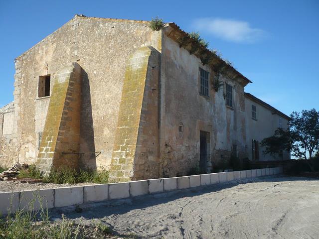 TRADITIONAL MALLORCAN COUNTRY HOUSE NEAR MANACOR FOR RENOVATION