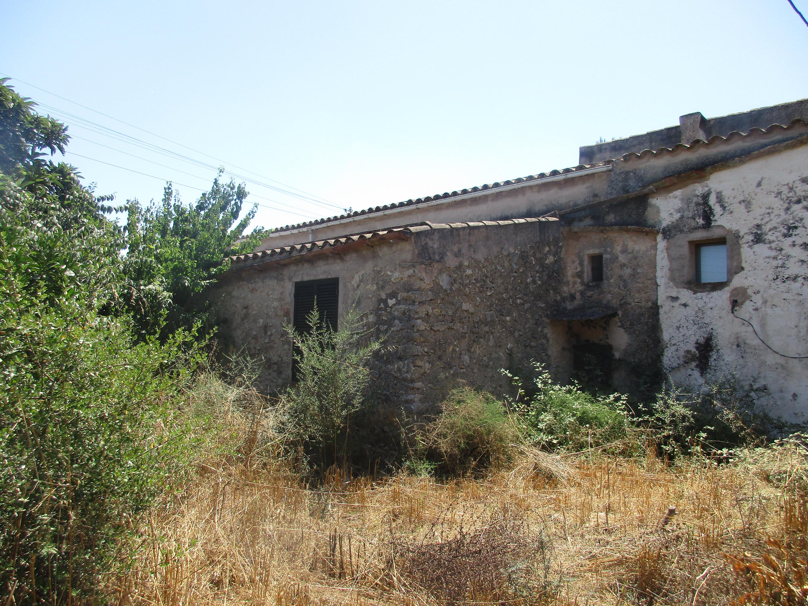 ANTIQUE FINCA TO REFURBISH BETWEEN VILAFRANCA AND FELANITX