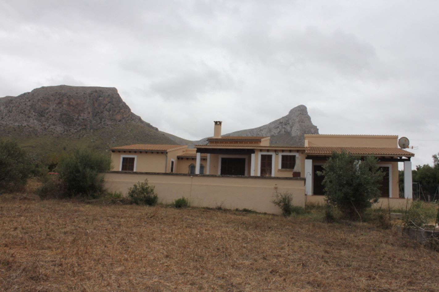 COUNTRYHOUSE WITH VIEWS TO THE SEA AND THE MOUNTAINS