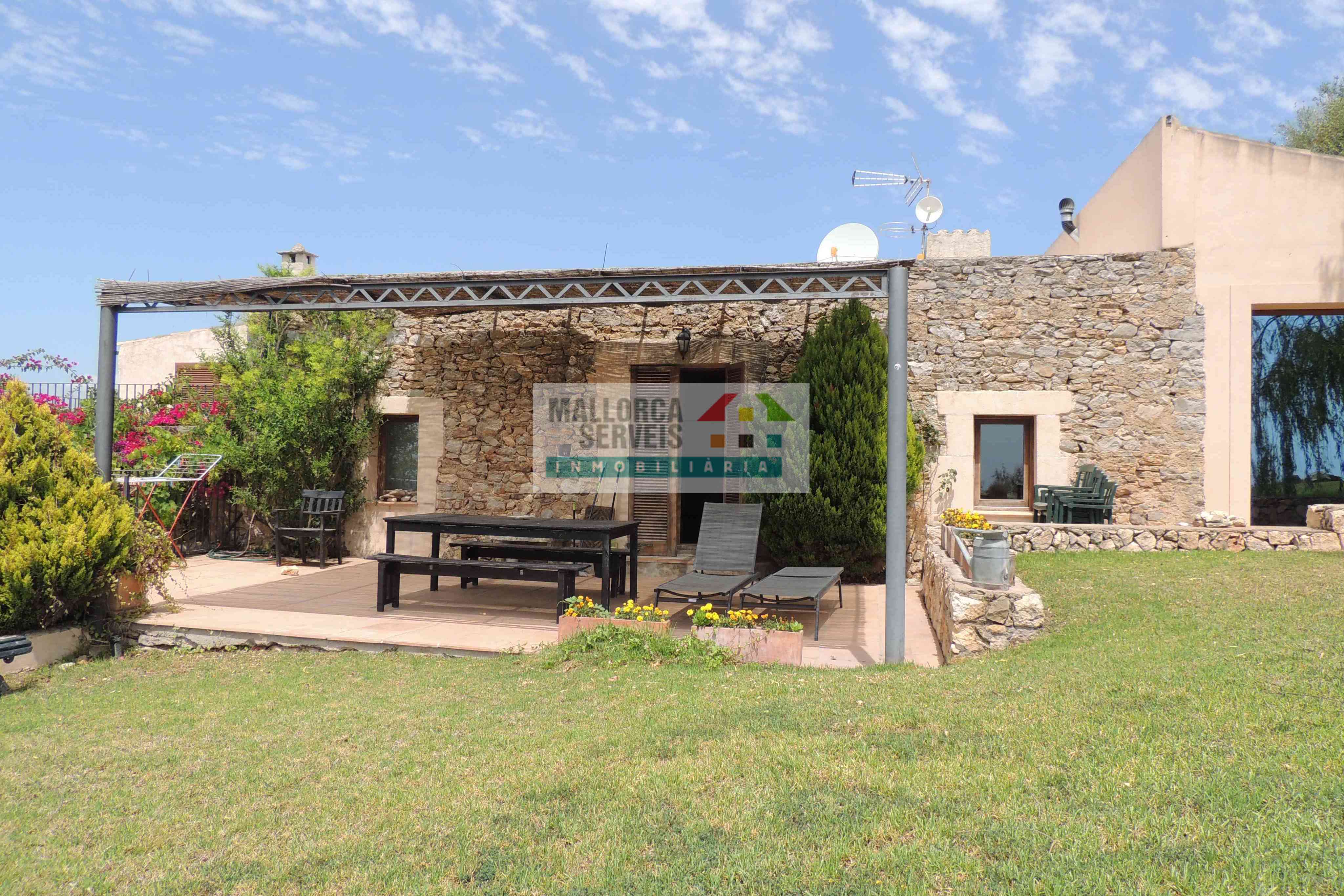 PRECIOUS FINCA WITH 2 APARTMENTS AND LICENCE IN S'ESPINAGAR 